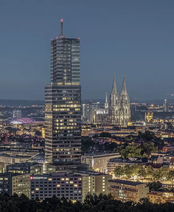 KoelnTurm im Mediapark und K&ouml;lner Dom bei Nacht